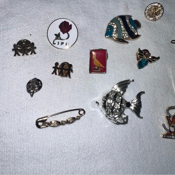 Vintage Pins and Brooches. Collection of 16. Mixed materials. - Picture 4 of 10